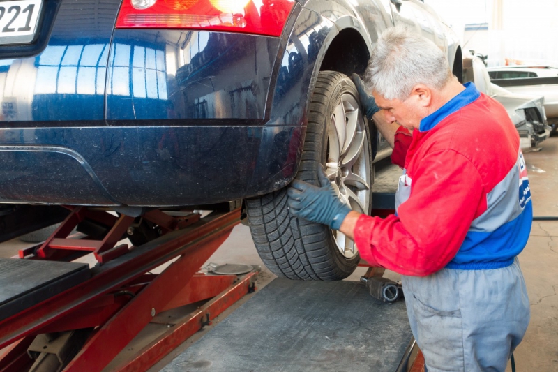 boutique-BERRE LES ALPES-min_auto_repair_repair_lift_auto_mechanic_work_clothes_master_professional_man_of_the_fold-685629