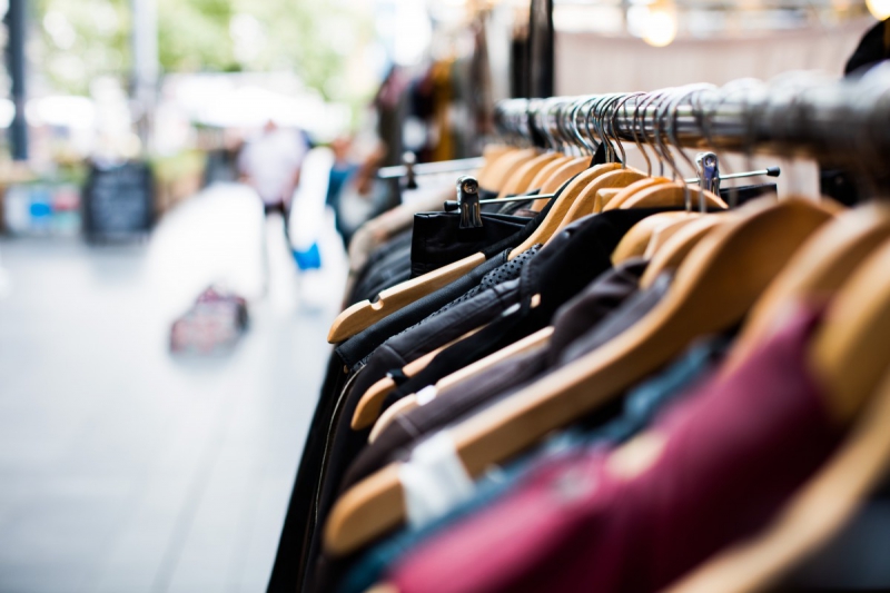 boutique-BERRE LES ALPES-min_blur_close_up_focus_hanger_jacket_market_people_rack-1176303