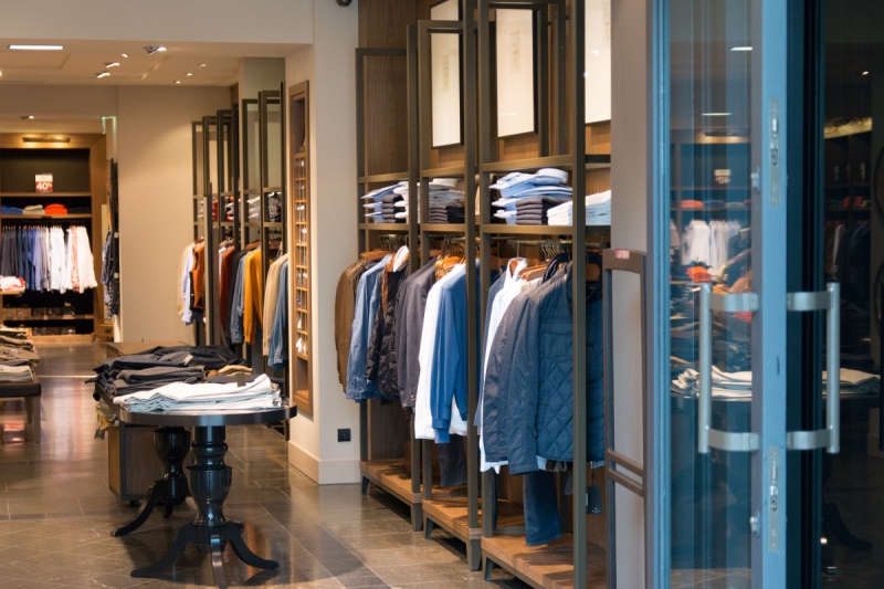 boutique-BERRE LES ALPES-min_shop_clothes_clothing_shopping_mall_shopping_kielce_crown_poland-862477